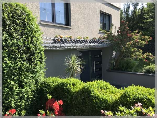 Eingangsbereich der Pension Deparade Altenburg mit Blick auf den Haupteingang