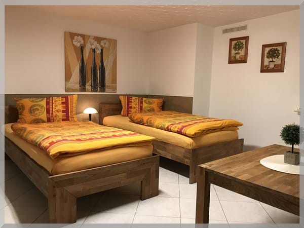 Großes Zimmer Pension Deparade Altenburg – komfortable Unterkunft