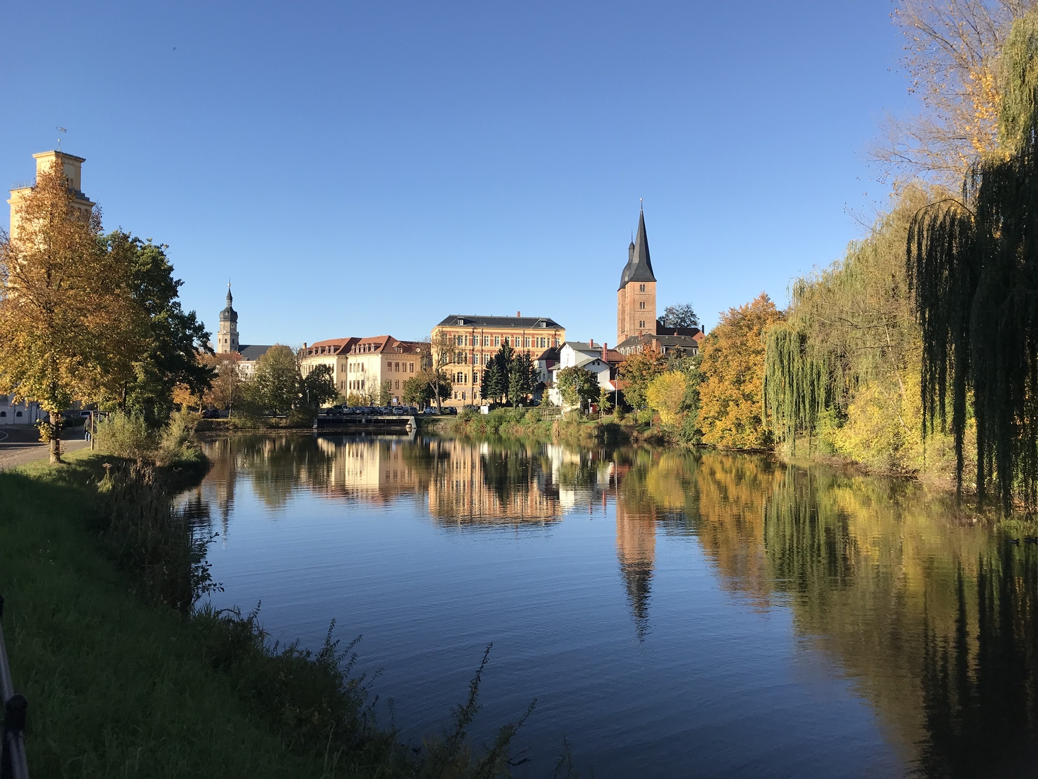 Kleiner Teich mit Blick auf die roten Spitzen in Altenburg – ruhige Umgebung